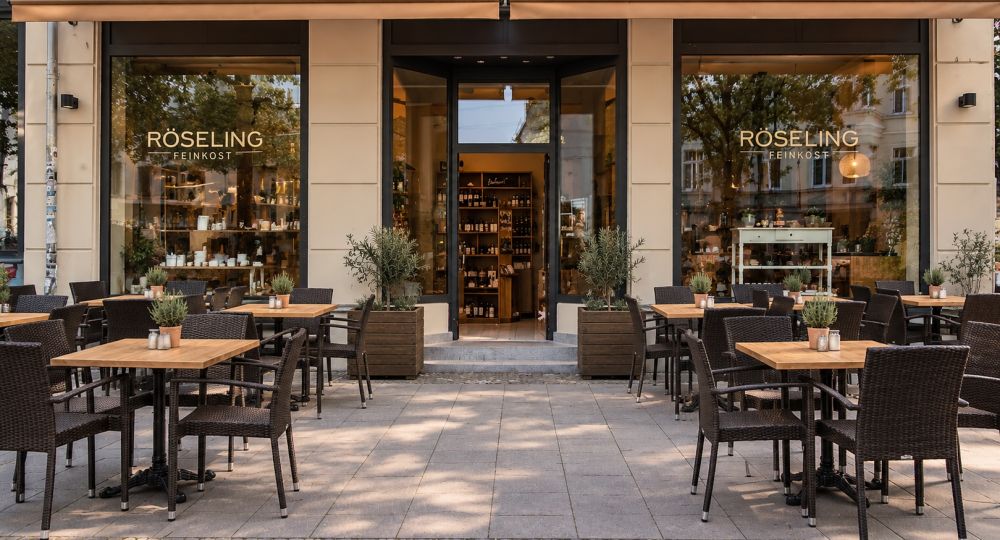 Außenansicht des Röseling Plagwitz mit Terrasse und Sitzplätzen an der Karl-Heine-Straße
