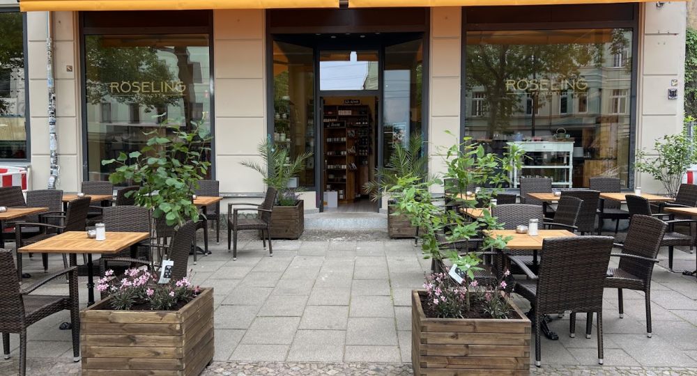Außenansicht des Röseling Plagwitz mit Terrasse und Sitzplätzen an der Karl-Heine-Straße