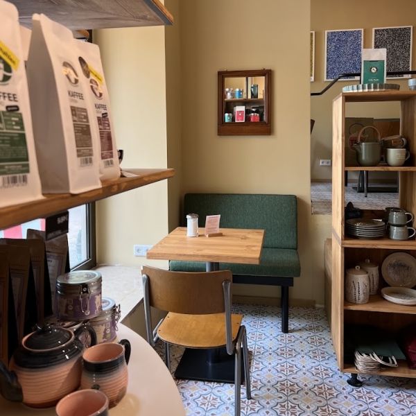 Innenbereich des Röseling Plagwitz mit Sitzplätzen, Kaffee und Feinkostprodukten Innenbereich des Röseling Plagwitz mit Sitzplätzen, Kaffee und Feinkostprodukten