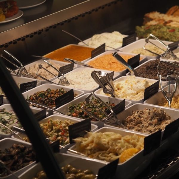 Auswahl hausgemachter Salate und Aufstriche an der Frischetheke im Röseling Plagwitz Auswahl hausgemachter Salate und Aufstriche an der Frischetheke im Röseling Plagwitz